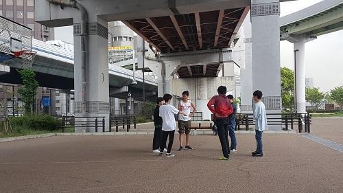 みらいの架け橋レッスン「スポーツ」で公園に来た生徒たち