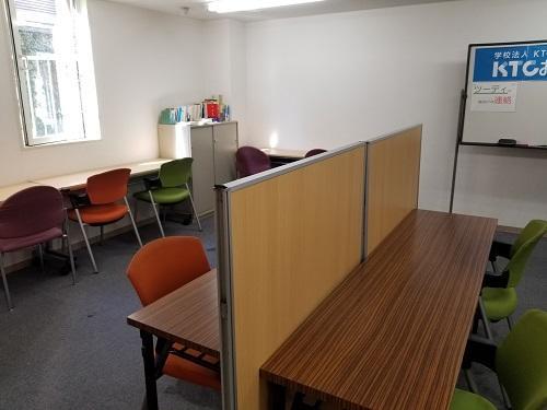 机と椅子が置かれた教室