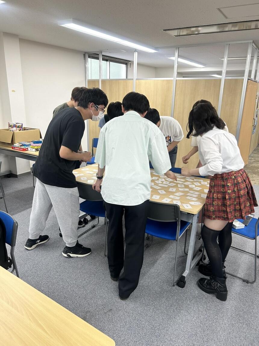 ボードゲームで遊んでいる様子
