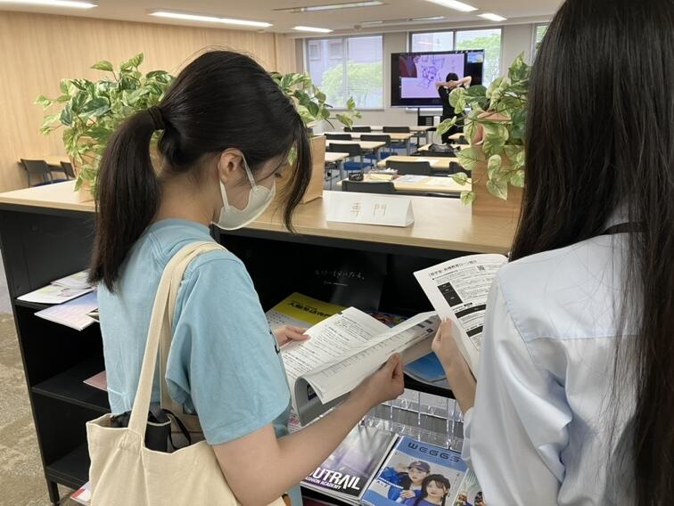進路情報コーナーの様子