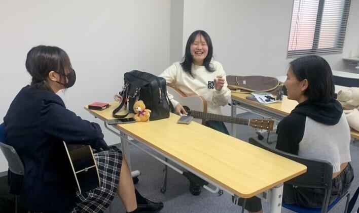 ギターに参加している生徒たちの様子