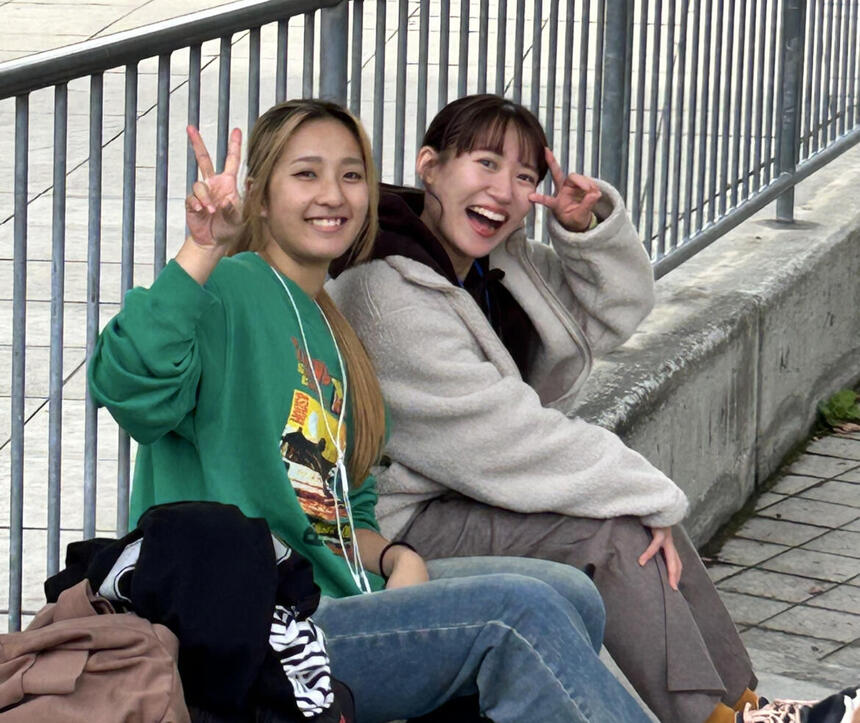 生徒とコーチが笑っている様子