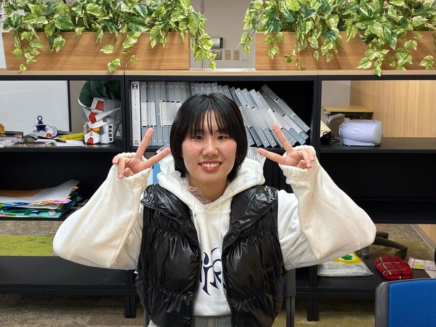 生徒がピースして笑顔で映っている写真