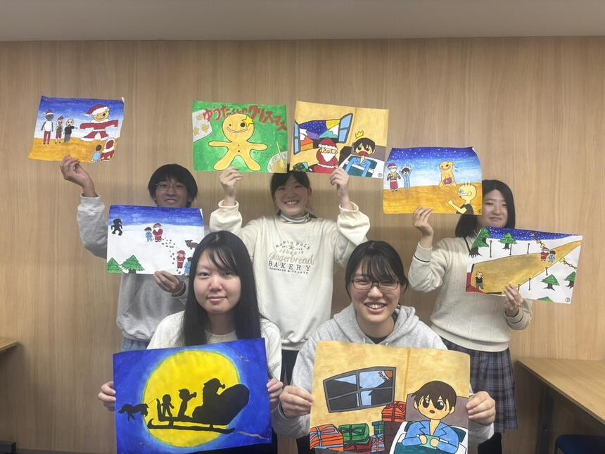 子ども・福祉コースの生徒と制作物の写真