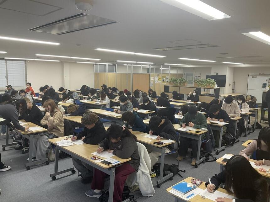 教室で卒業文集づくりをする生徒たち