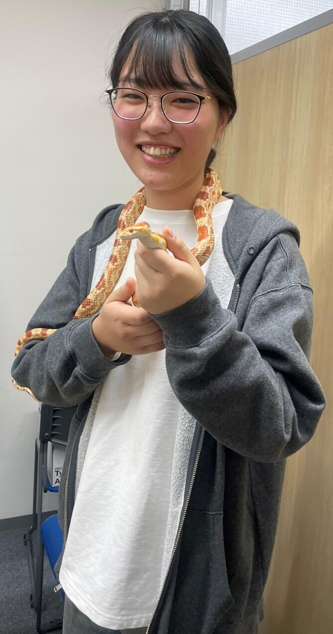 生徒がヘビとふれあっている写真