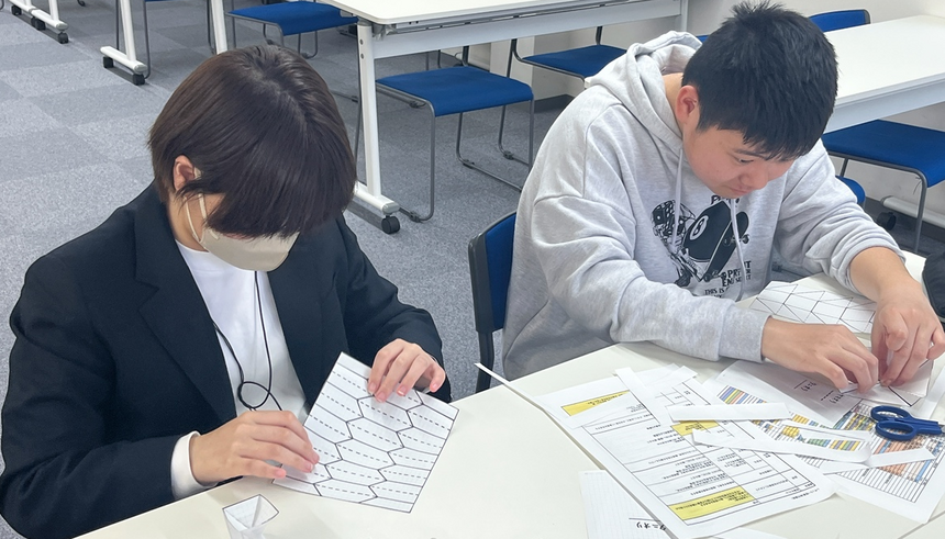 生徒がそれぞれ折り紙に真剣に取り組んでいる。