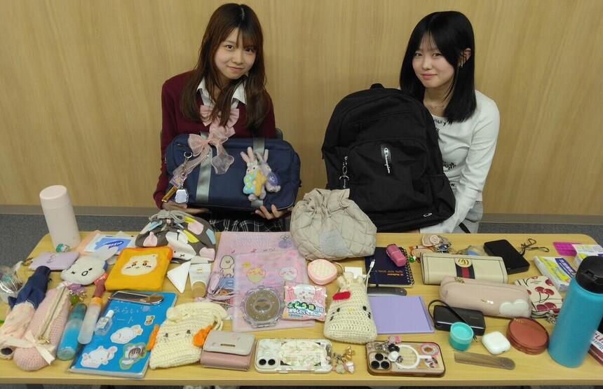生徒が机の上にカバンの中身を置いて紹介している様子