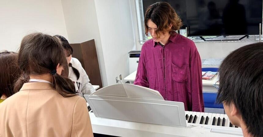 みらいの架け橋レッスンピアノの様子