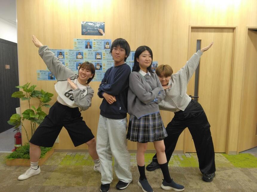 1年生と3年生ダンスメンバーが笑顔でポージングをしてくれた集合写真