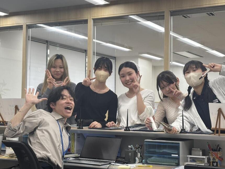 3年生の女子生徒5人がコーチと一緒に笑ってピースをしている写真