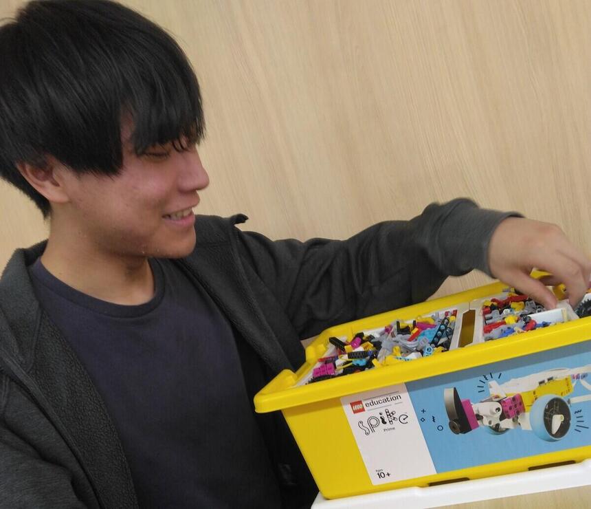 5月12日のプログラミングコースの授業でロボットを組み立てるためにパーツを探している様子。