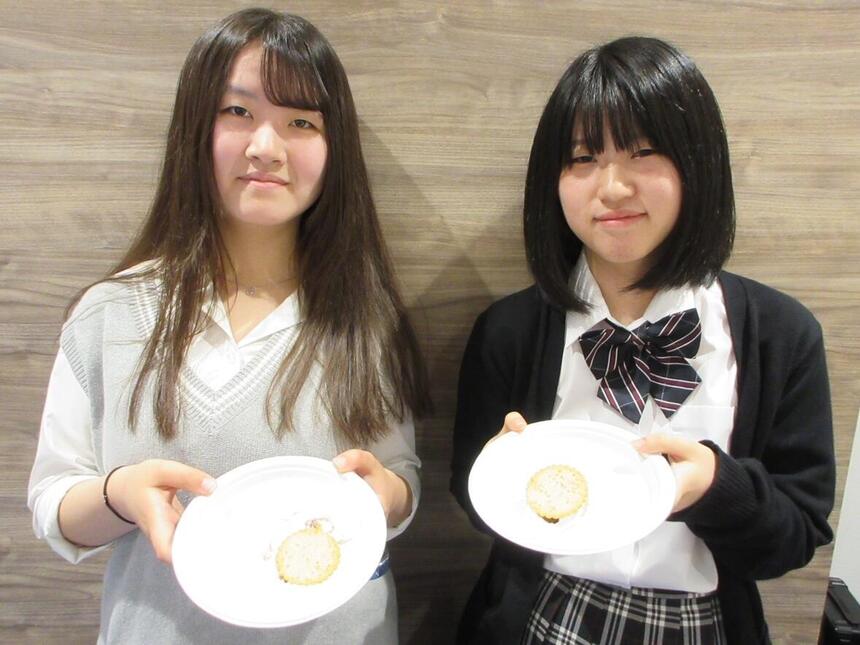 スモアを作った2年次生、みらかけ時に作成したスモアを見せてくれている画像