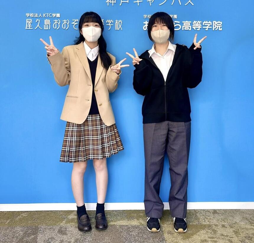 それぞれの制服の着こなしをした二人がピースをして写っている様子