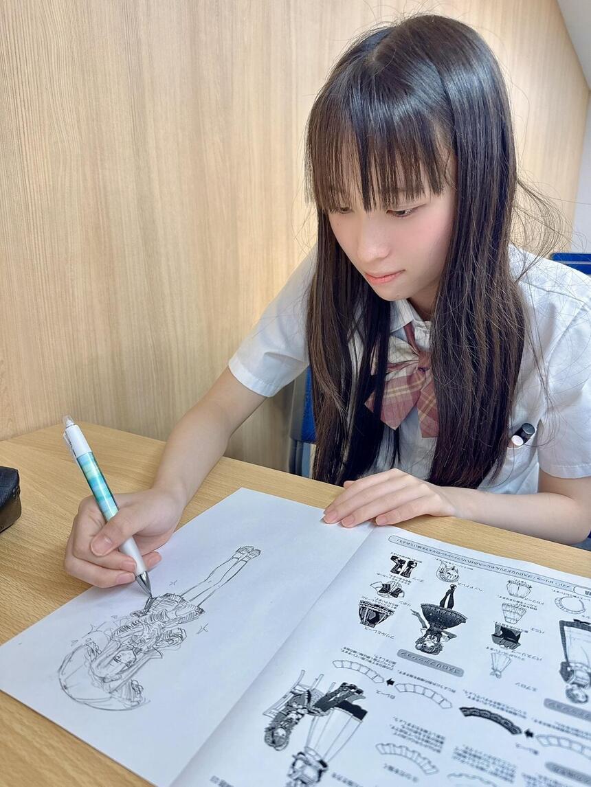 マンガイラストコースの時間に在籍生徒が日本マンガ塾から出された課題に取り組んでいる様子。