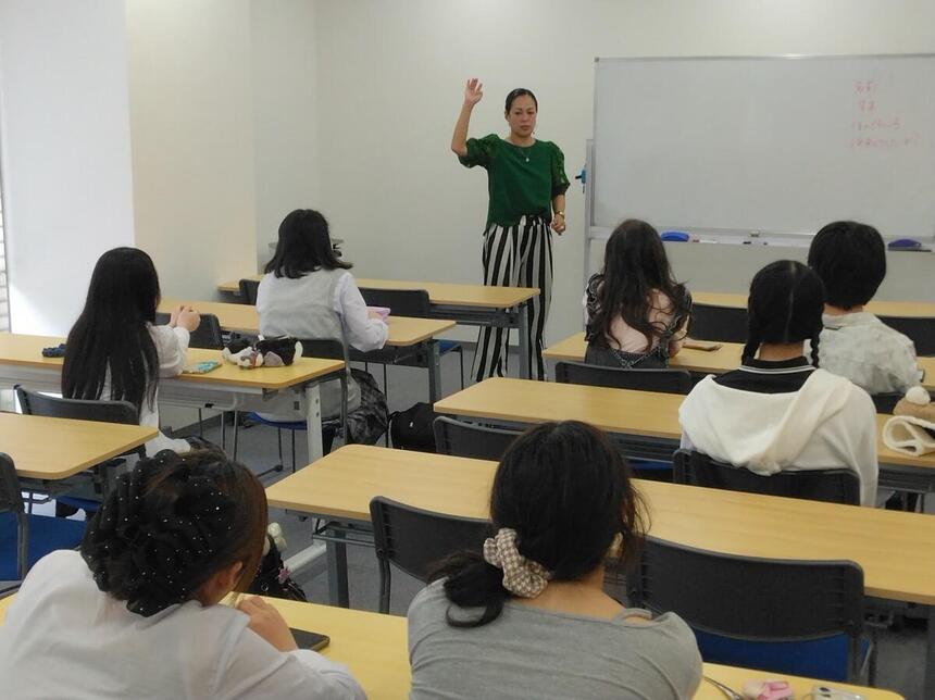 教室にてみらかけビューティーの授業を熱心に受けている生徒