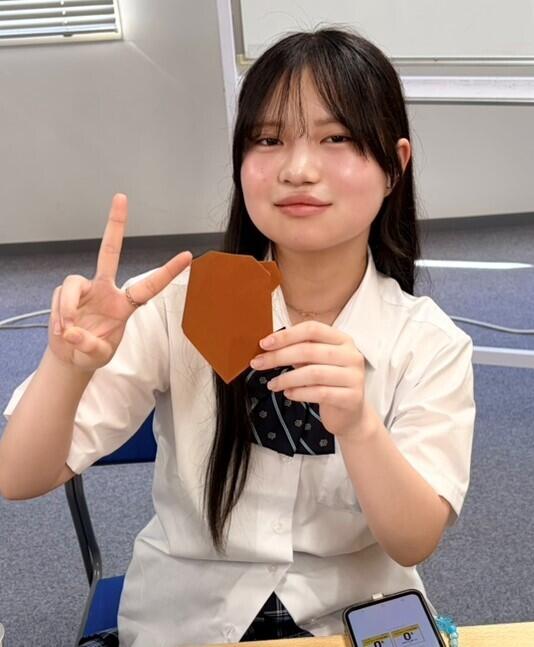 子ども・福祉コースの授業で、制作活動に取り組む1年生清原菜々子さん。画用紙などの材料を使い、工夫しながら作品を制作しています。