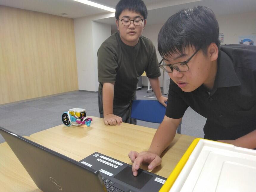 プログラミングコースの体験会で在校生がプログラミングに取り組んでいる様子