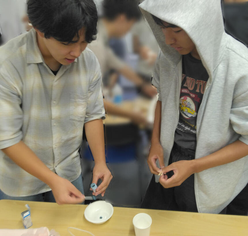 男子生徒二人が相談をしながらスライムを作成している様子