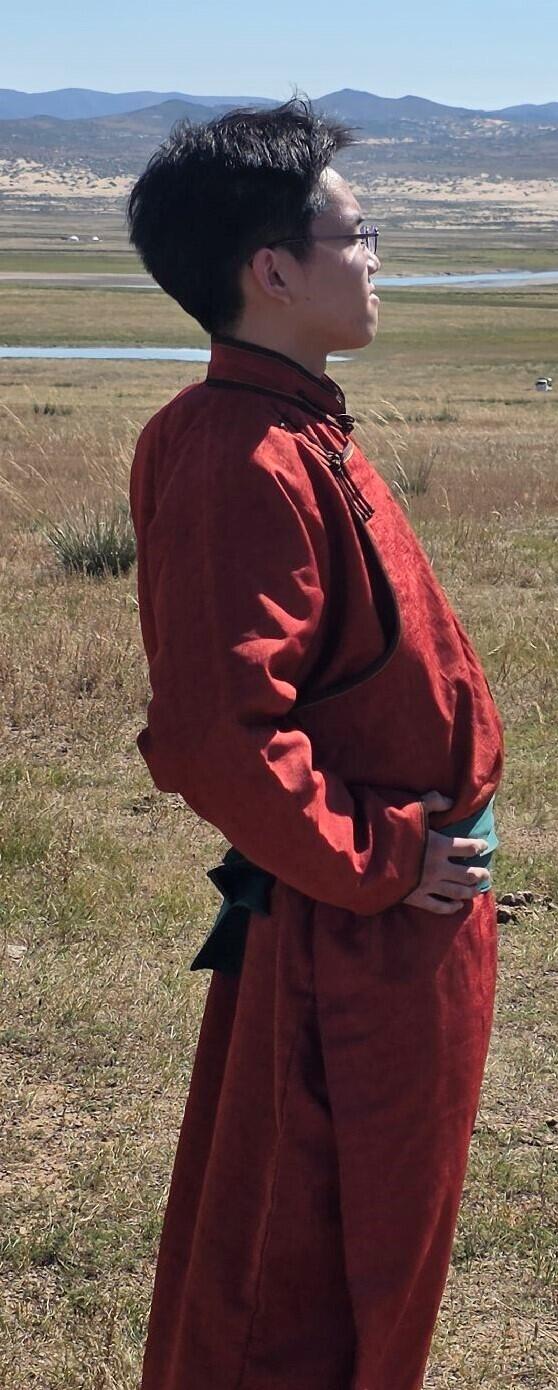 ①おおぞら高校3年生・矢野大輝さん、初めてのモンゴルで民族衣装を着て大草原を望む　②おおぞら高校3年生・矢野大暉、始めてのモンゴルでラクダに乗る