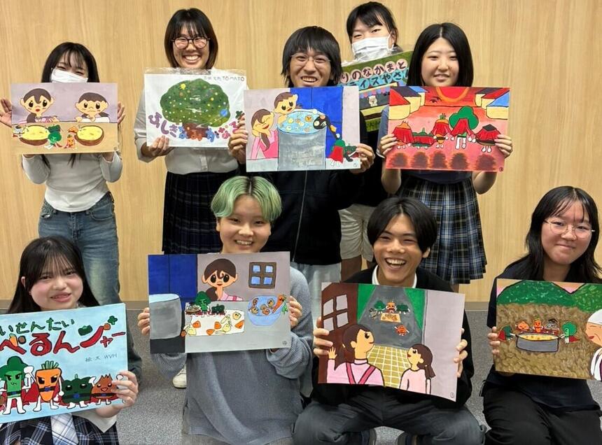 おおぞら杯に向けて、子ども・福祉コースの授業で作った紙芝居を生徒が持っている写真。