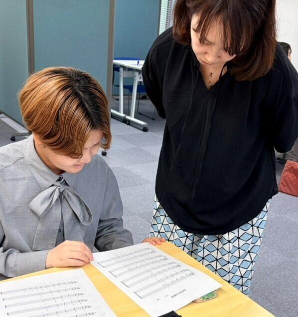 みらかけピアノで音楽表現の音階について学んでいる姿
