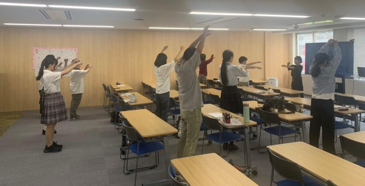 ラジオ体操をしている生徒