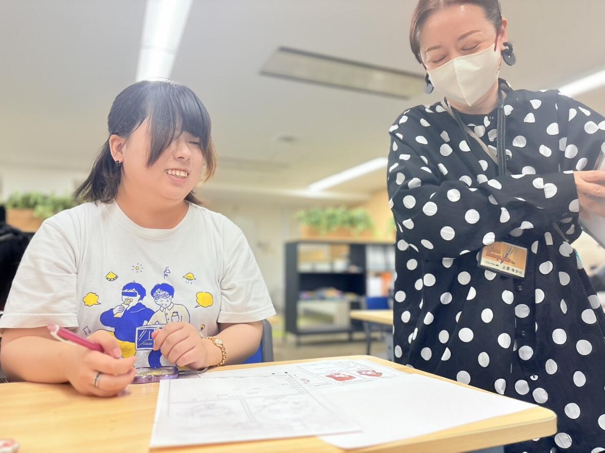 自然と笑みがこぼれる生徒