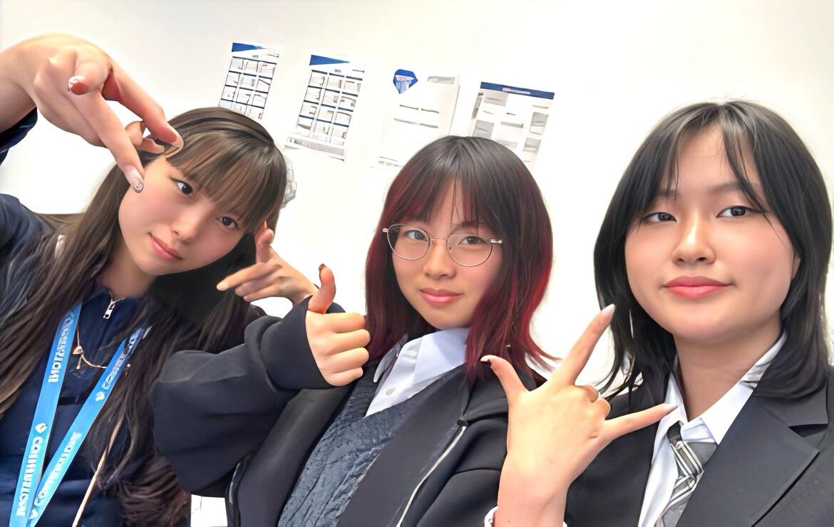 両端にいる生徒が海外体験プログラムに参加しています