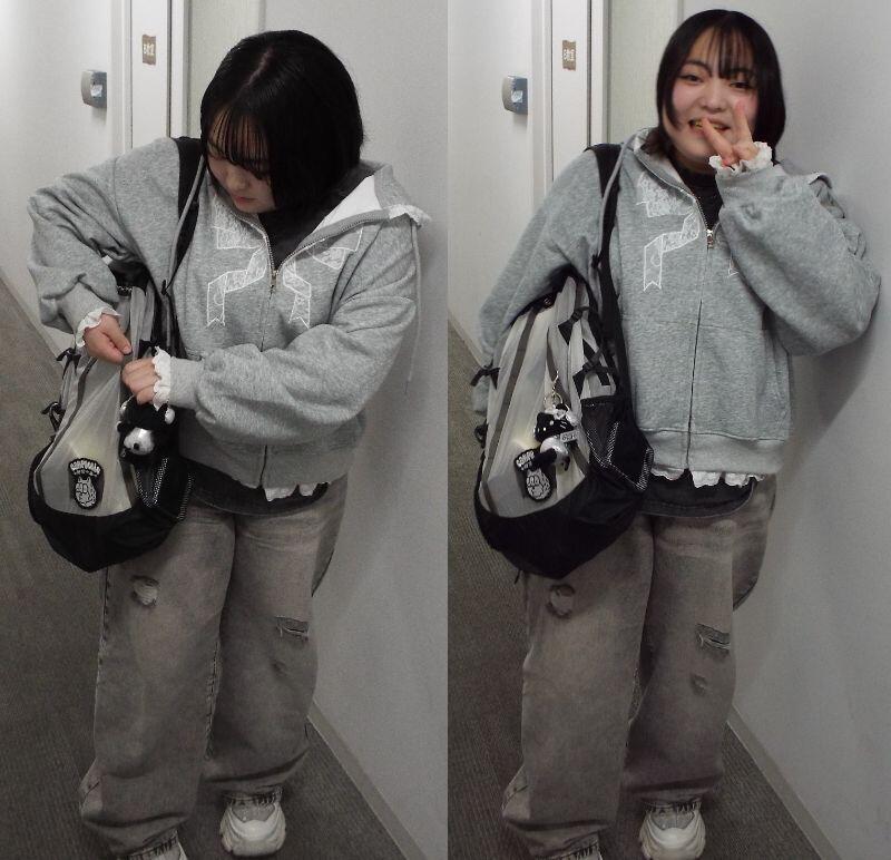 女子生徒がピースをしながら服を見せてくれている写真.jpg