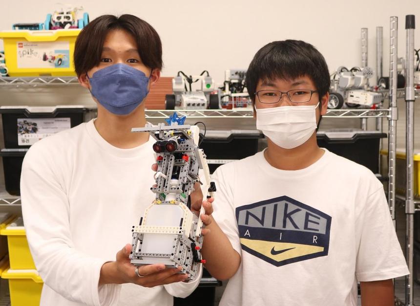 完成したロボットと製作した生徒