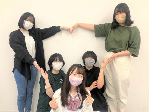 1年次生5人の写真