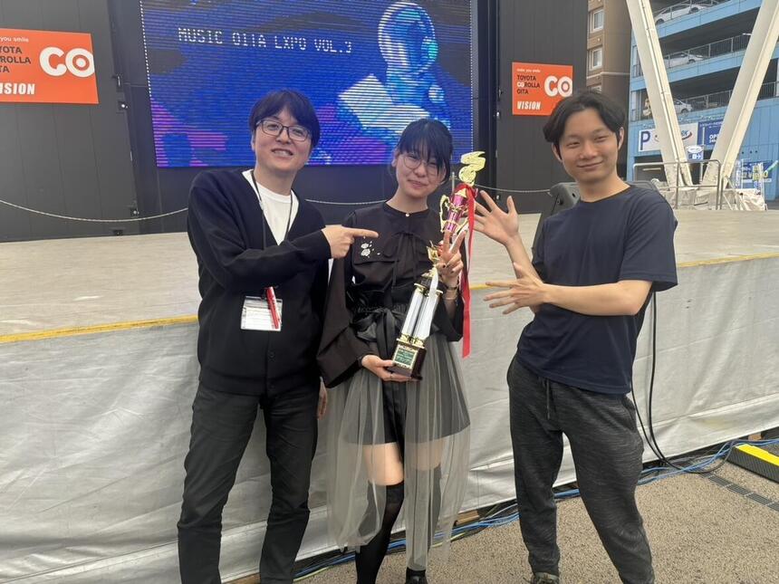 グランプリを受賞した生徒と友だち、大分キャンパスのコーチ