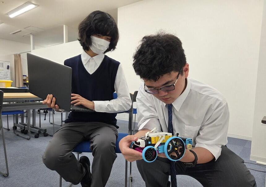 プログラミングを考える生徒