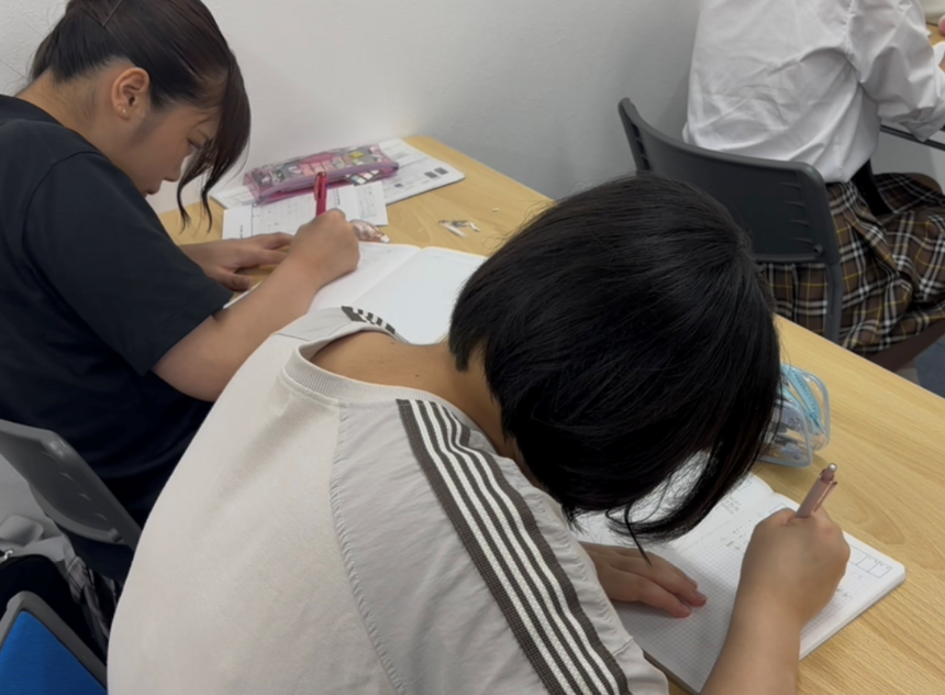 みらいノートを書く生徒
