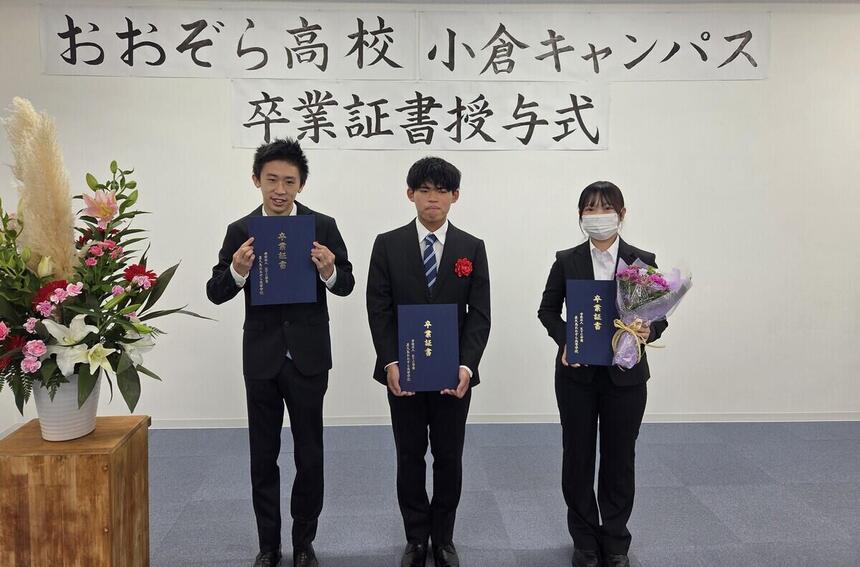 卒業式を終えた生徒