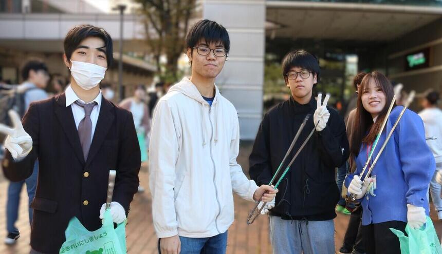 清掃活動中のコーチと生徒の写真と自動販売機付近のごみを拾う生徒の写真