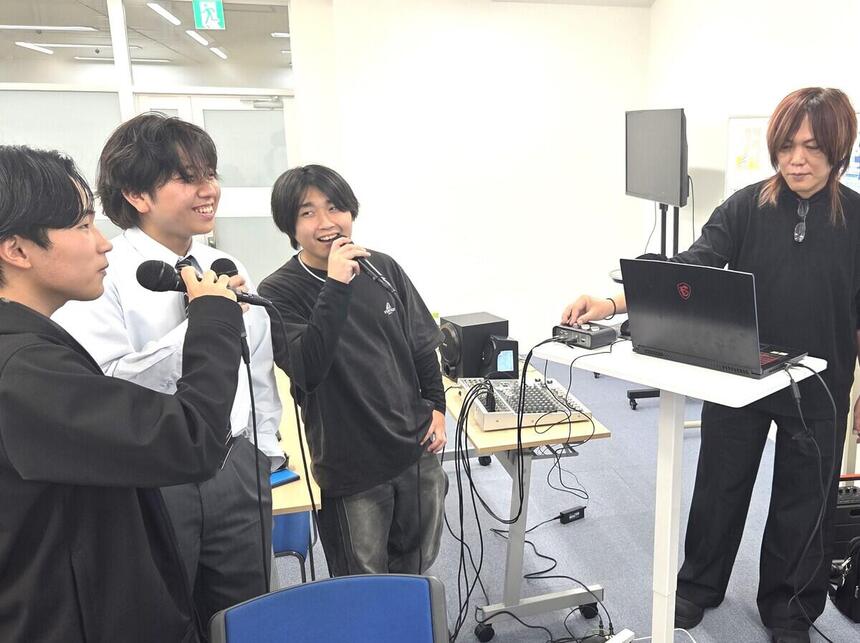 ボイストレーニングをする生徒