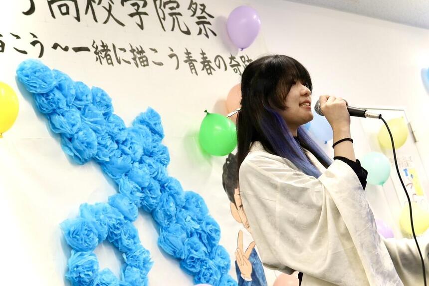 歌を歌っている生徒