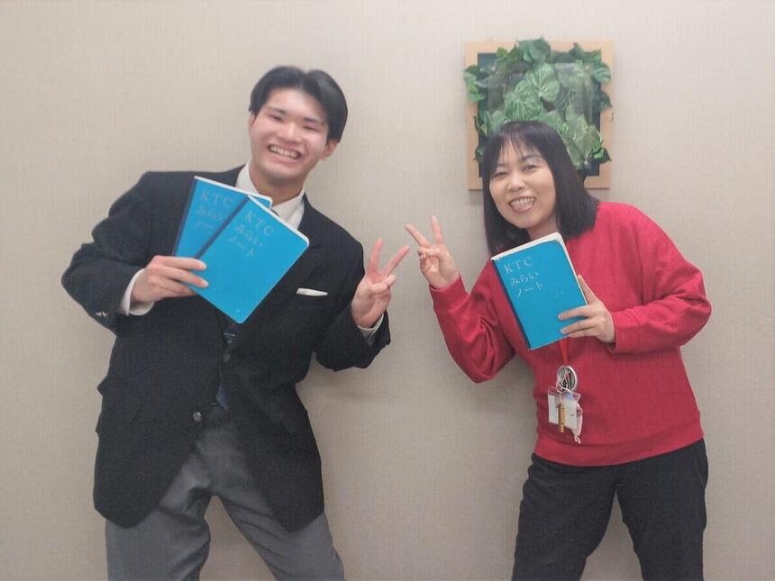 マイコーチ®と笑顔で写っている3年次生の男子