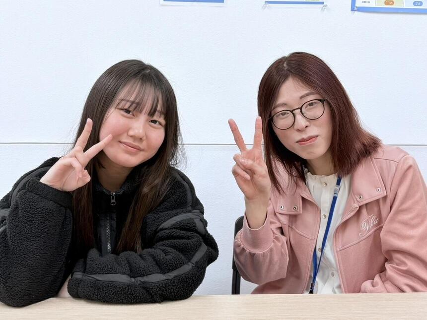 コーチと一緒にピースする生徒