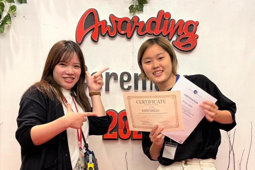 スタディーツアー inセブに参加し、修了証をもって写真撮影をするコーチと生徒