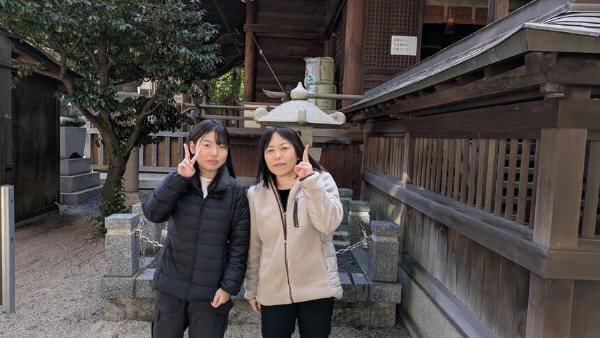 みらいの架け橋レッスン®で寺院に訪れた生徒とコーチ