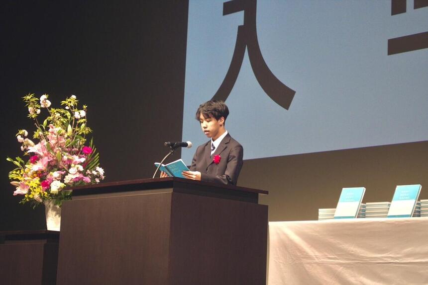 代表で挨拶をする新入生