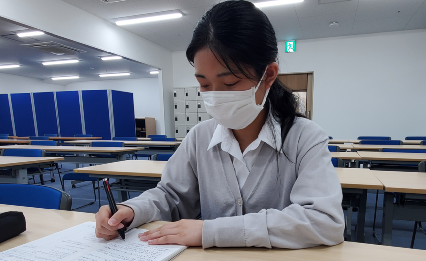 ボランティアの感想をKTCみらいノート®に書く生徒