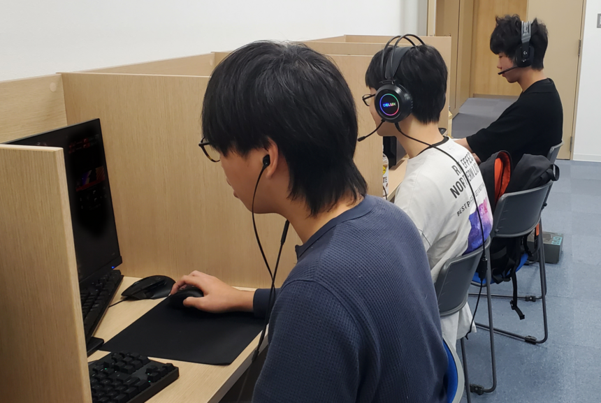 eスポーツの大会で連携をとりながらプレイをする生徒の様子