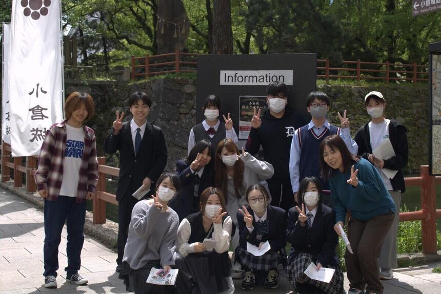 小倉城前で芸術鑑賞のメンバーでブログに掲載するためにいっしょに撮った写真