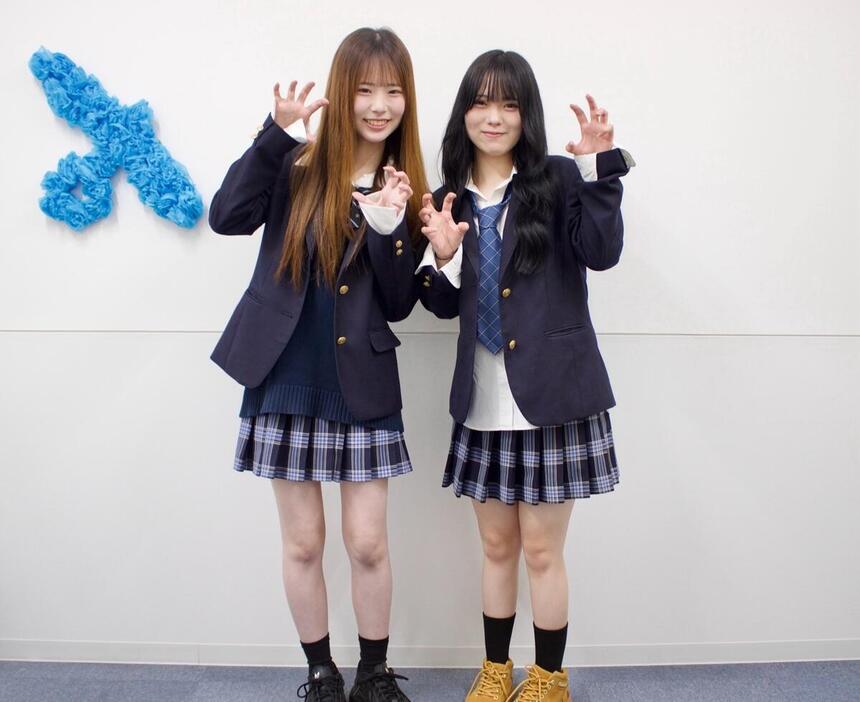 インタビュー時に、答えてくれた生徒が制服を着用して、笑顔でポーズをとっている
