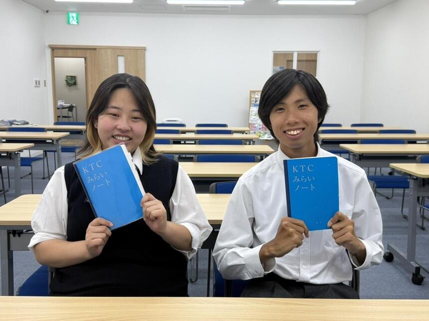 在校生がインタビューを終え、教室で撮影