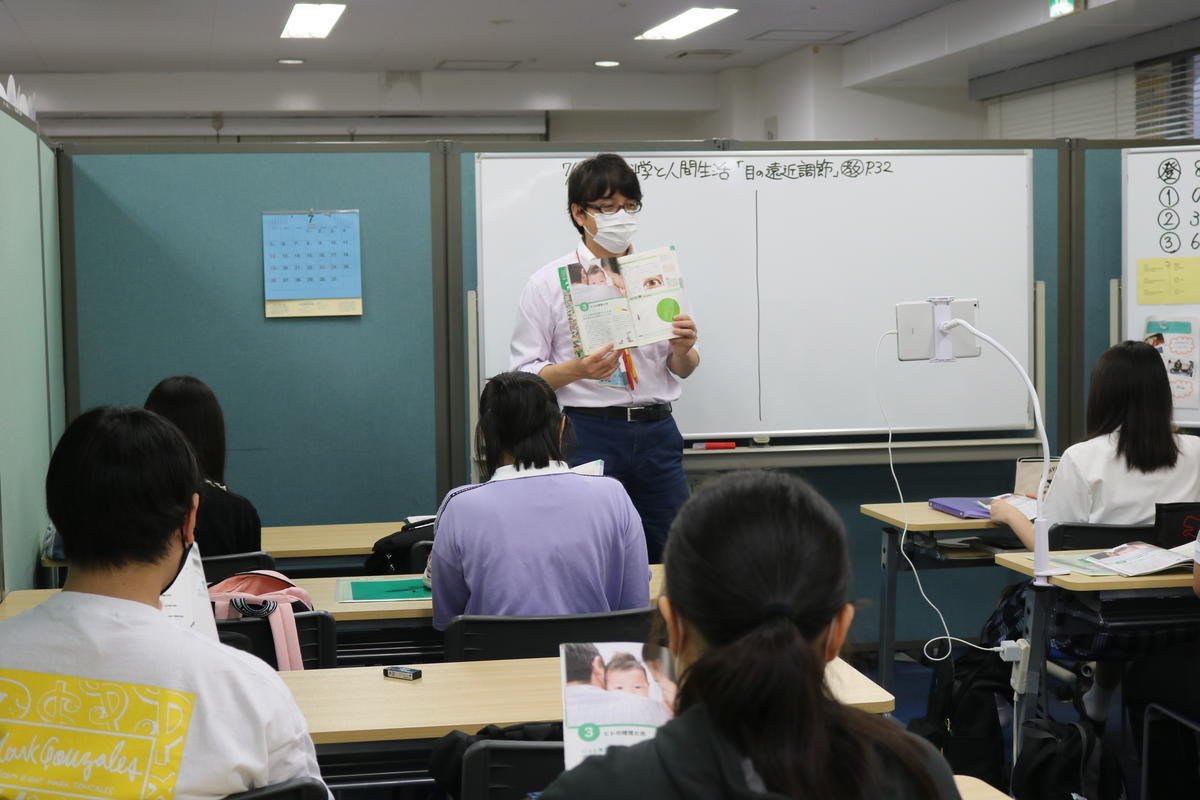 対面授業を行いながらオンラインで同時配信をしています